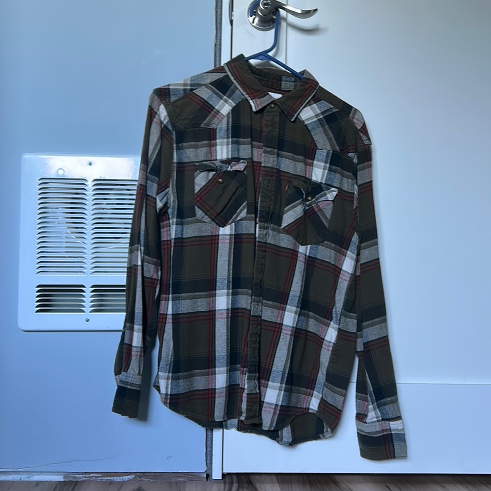 Levi’s plaid button up with pockets